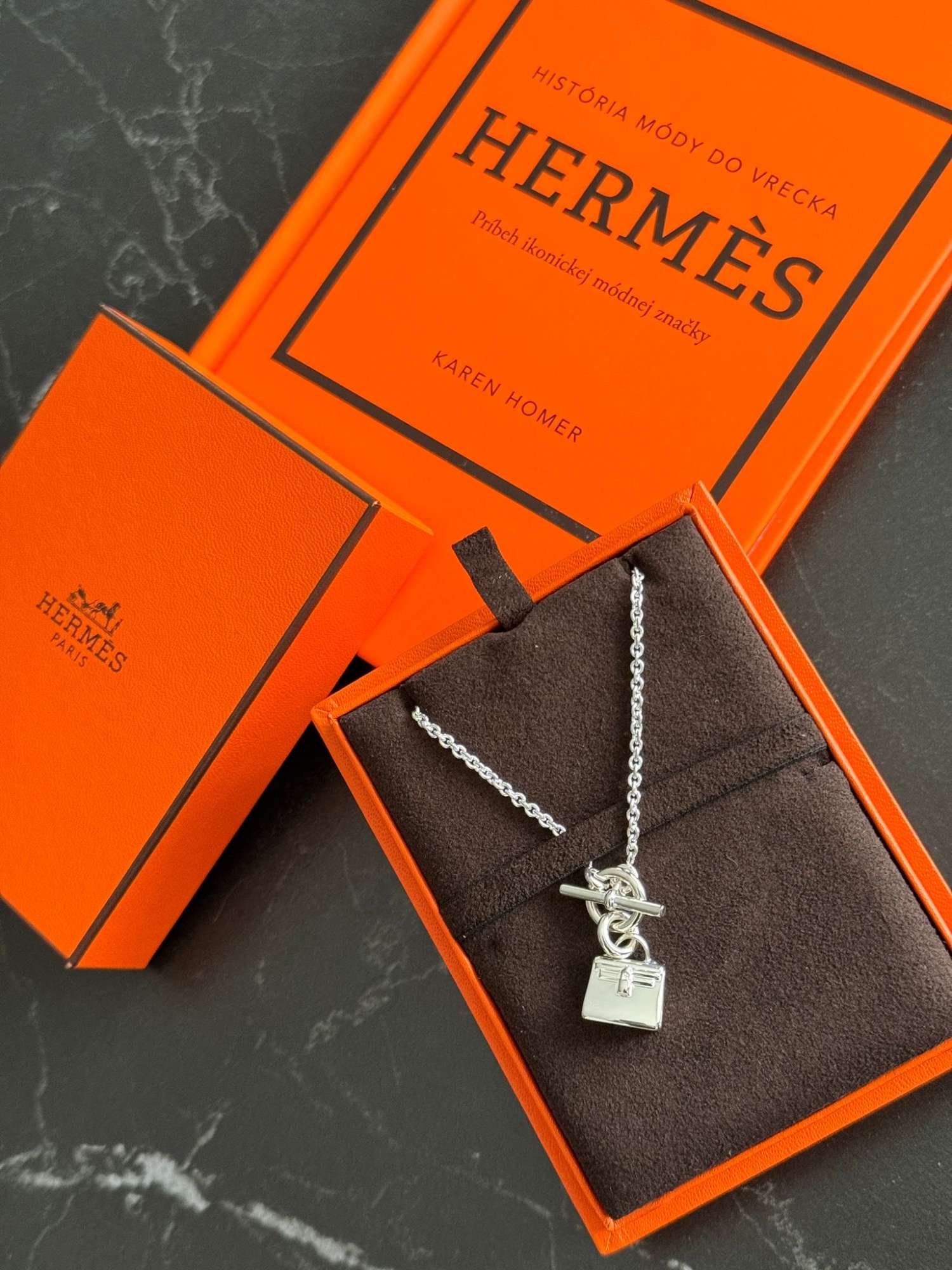 Kelly nahrdelnik s dokladom