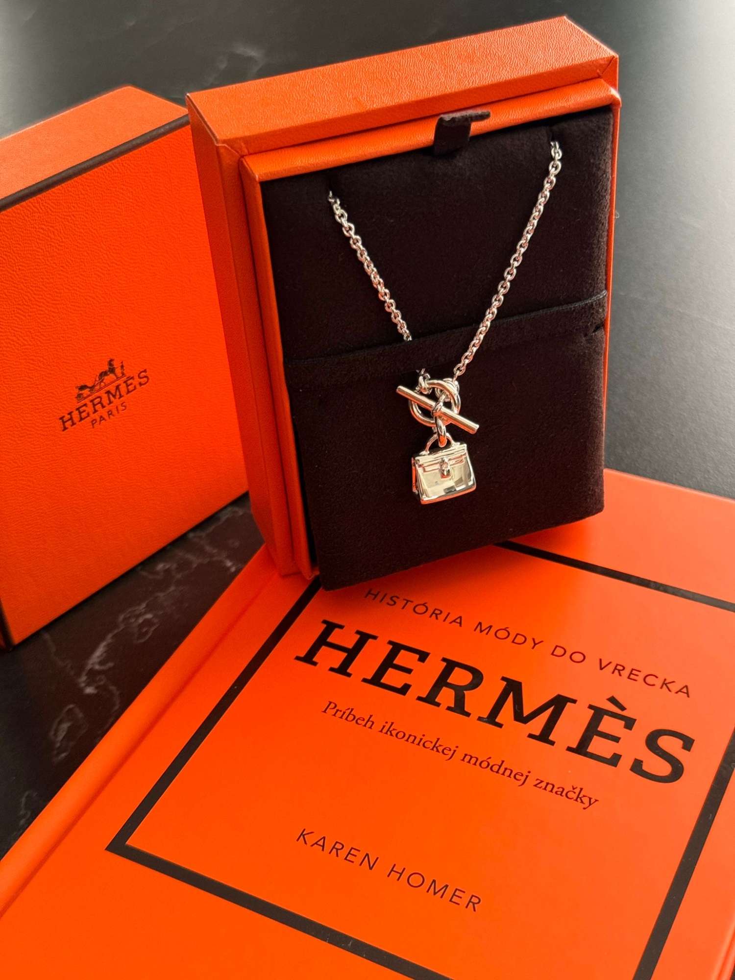 Kelly nahrdelnik s dokladom