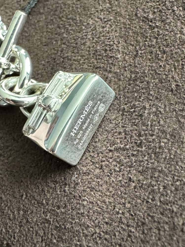 Kelly nahrdelnik s dokladom