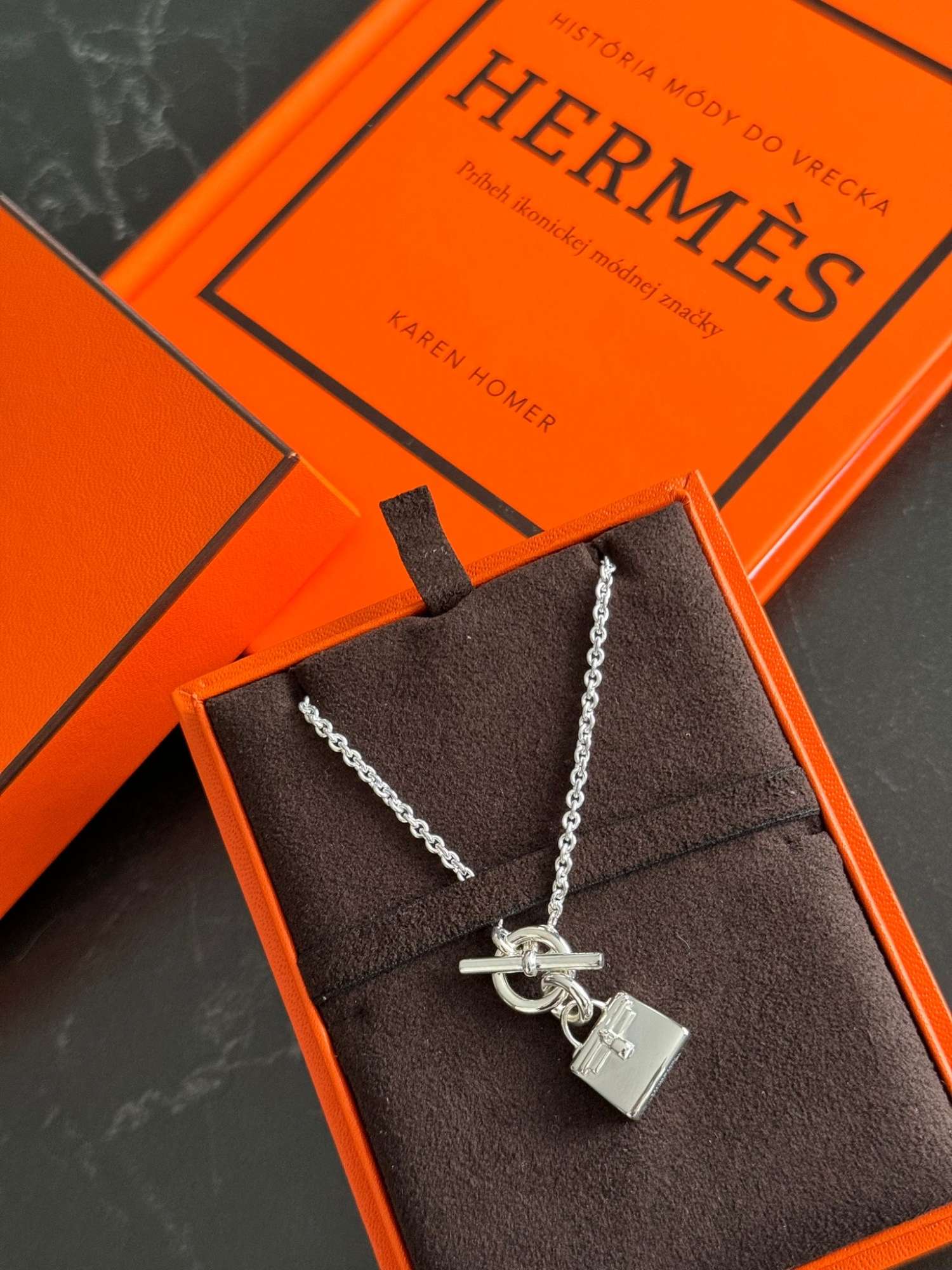 Kelly nahrdelnik s dokladom