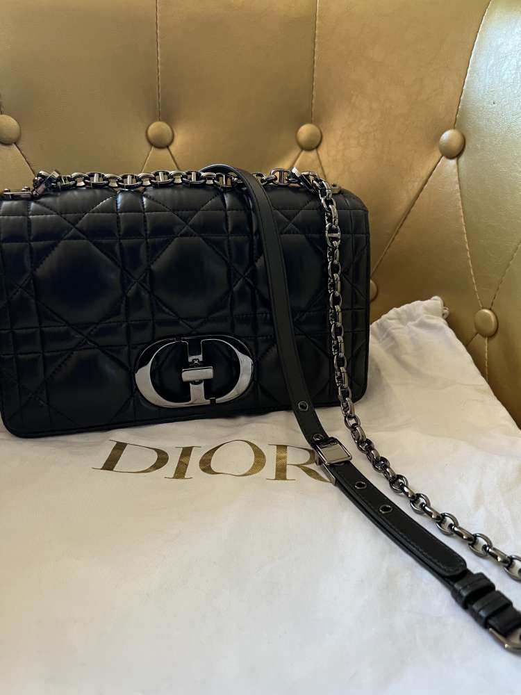 Dior Caro stredne čierna