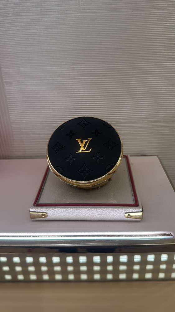 Louis Vuitton očné tiene so zrkadielkom