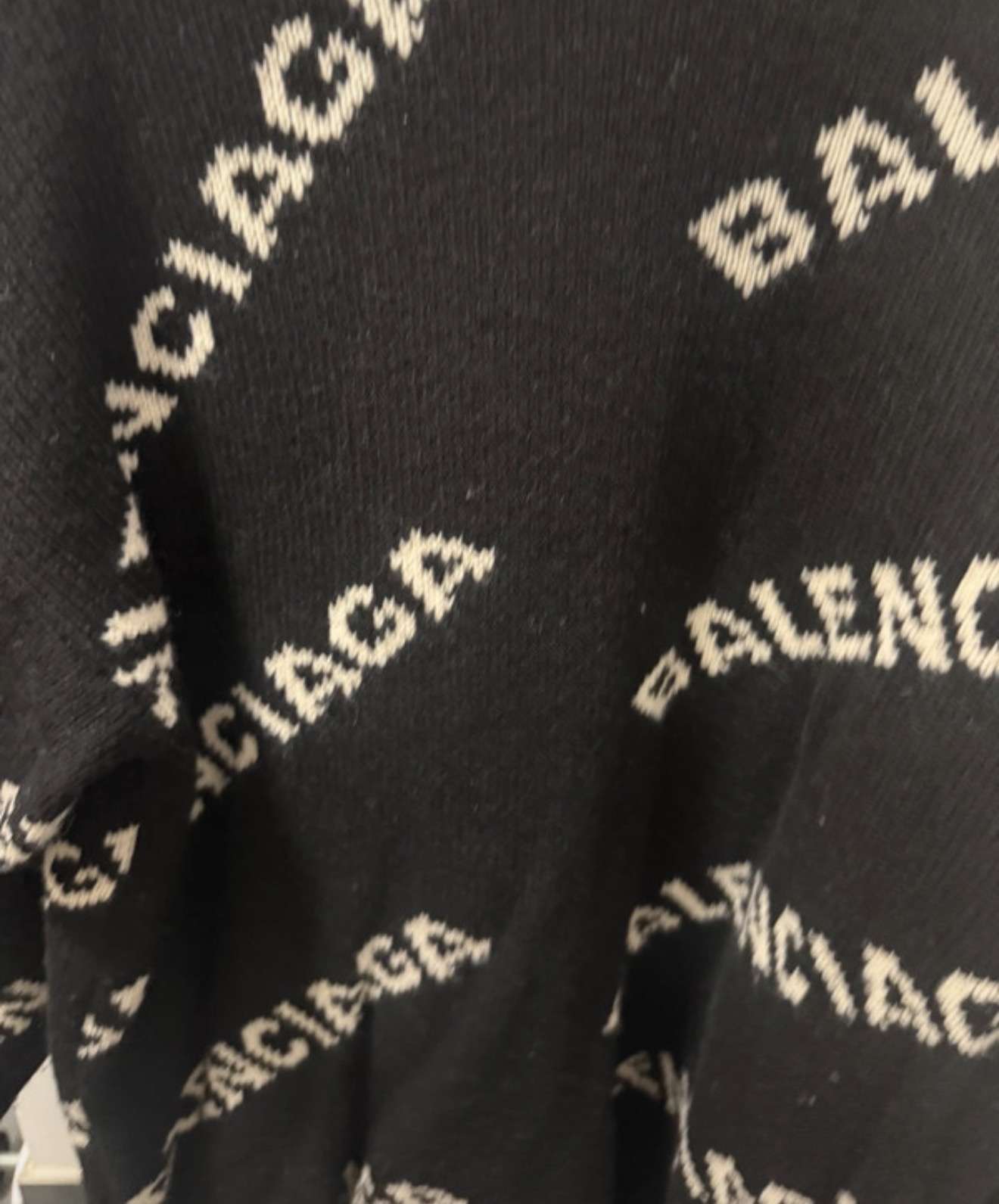 Balenciaga sveter