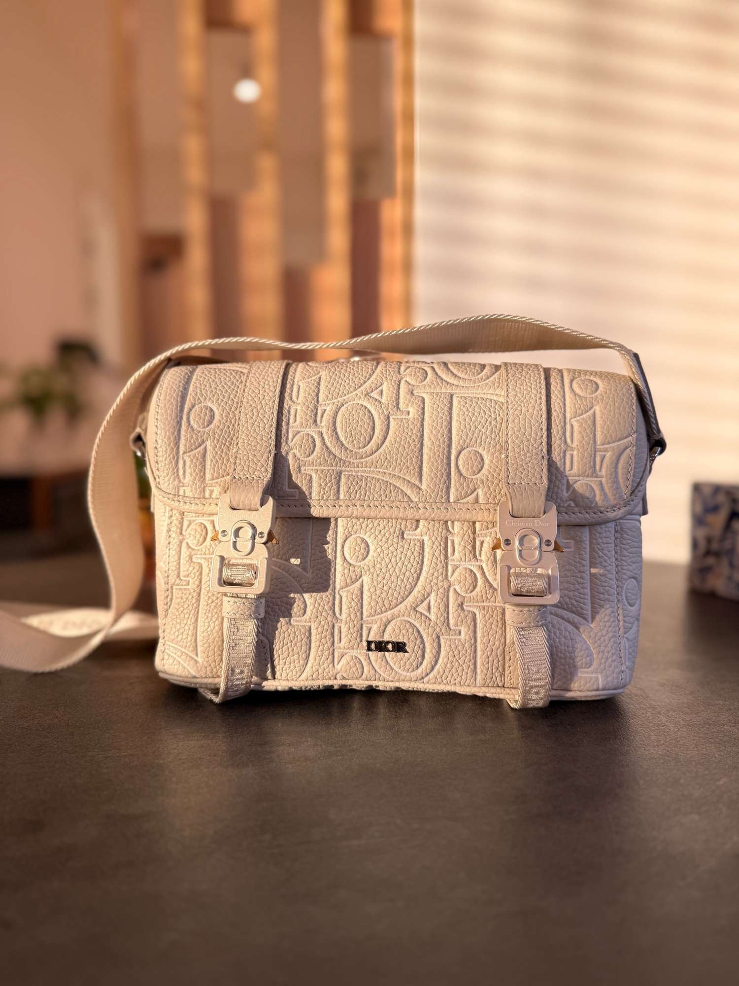 Kabelka cez rameno Dior Hit the Road s klopou