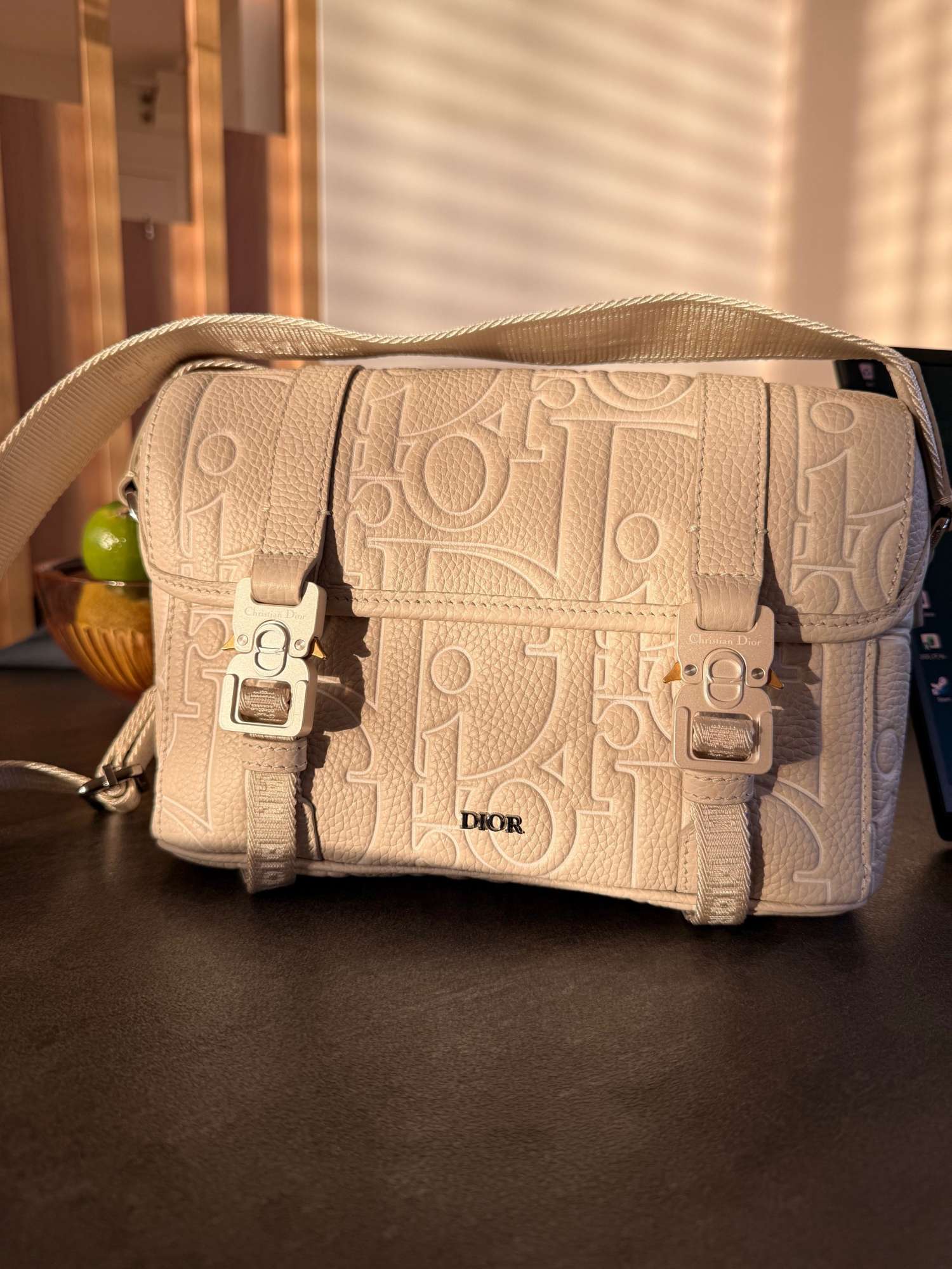 Kabelka cez rameno Dior Hit the Road s klopou