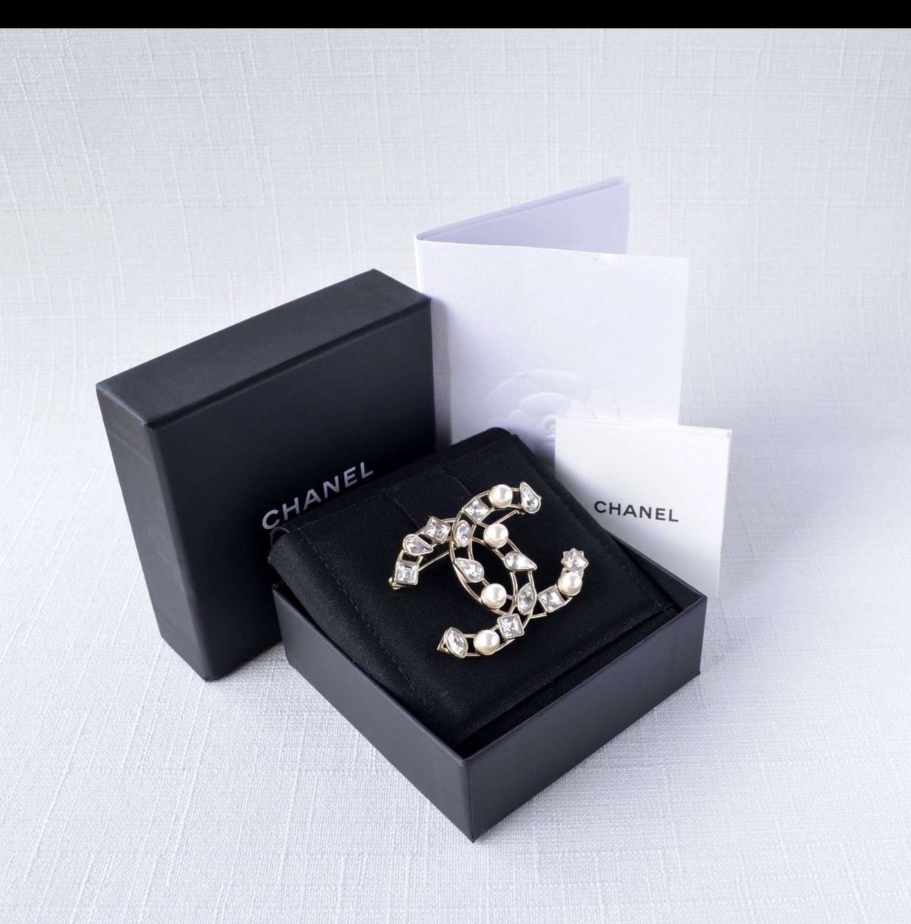 Chanel brošňa