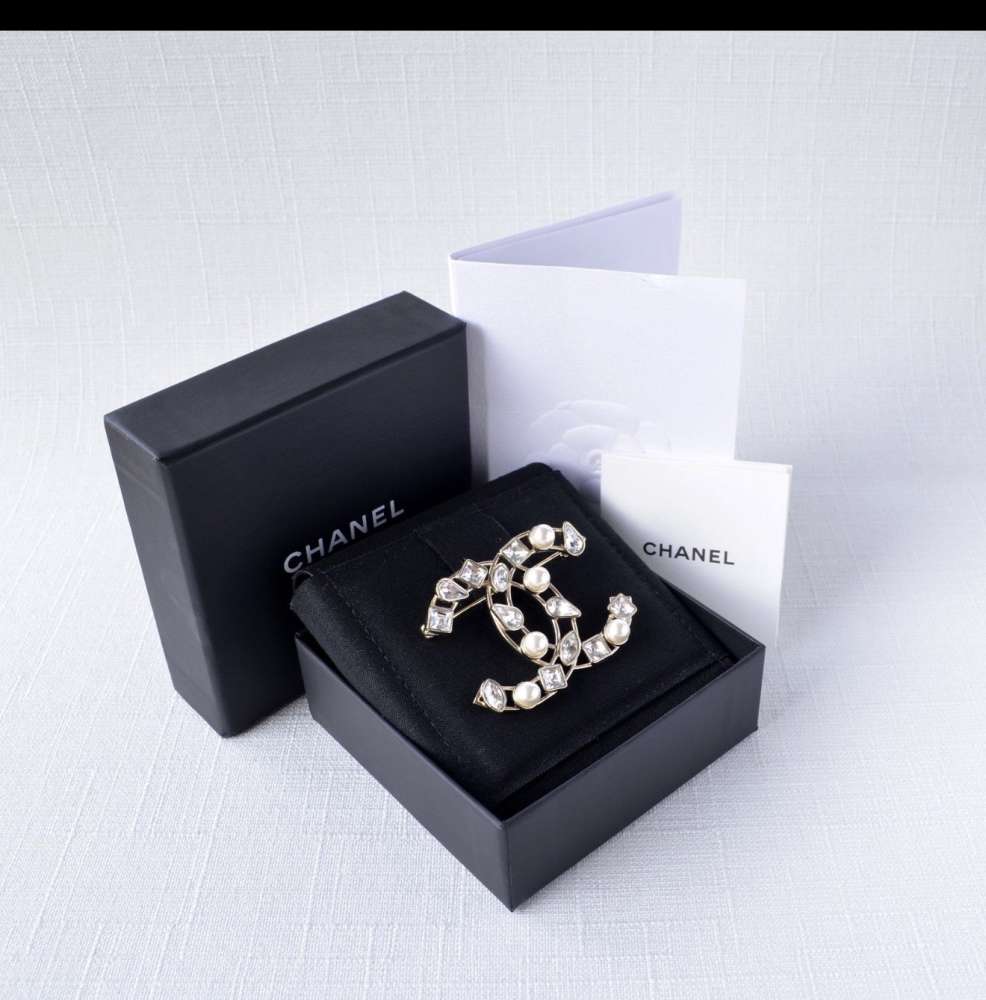 Chanel brošňa