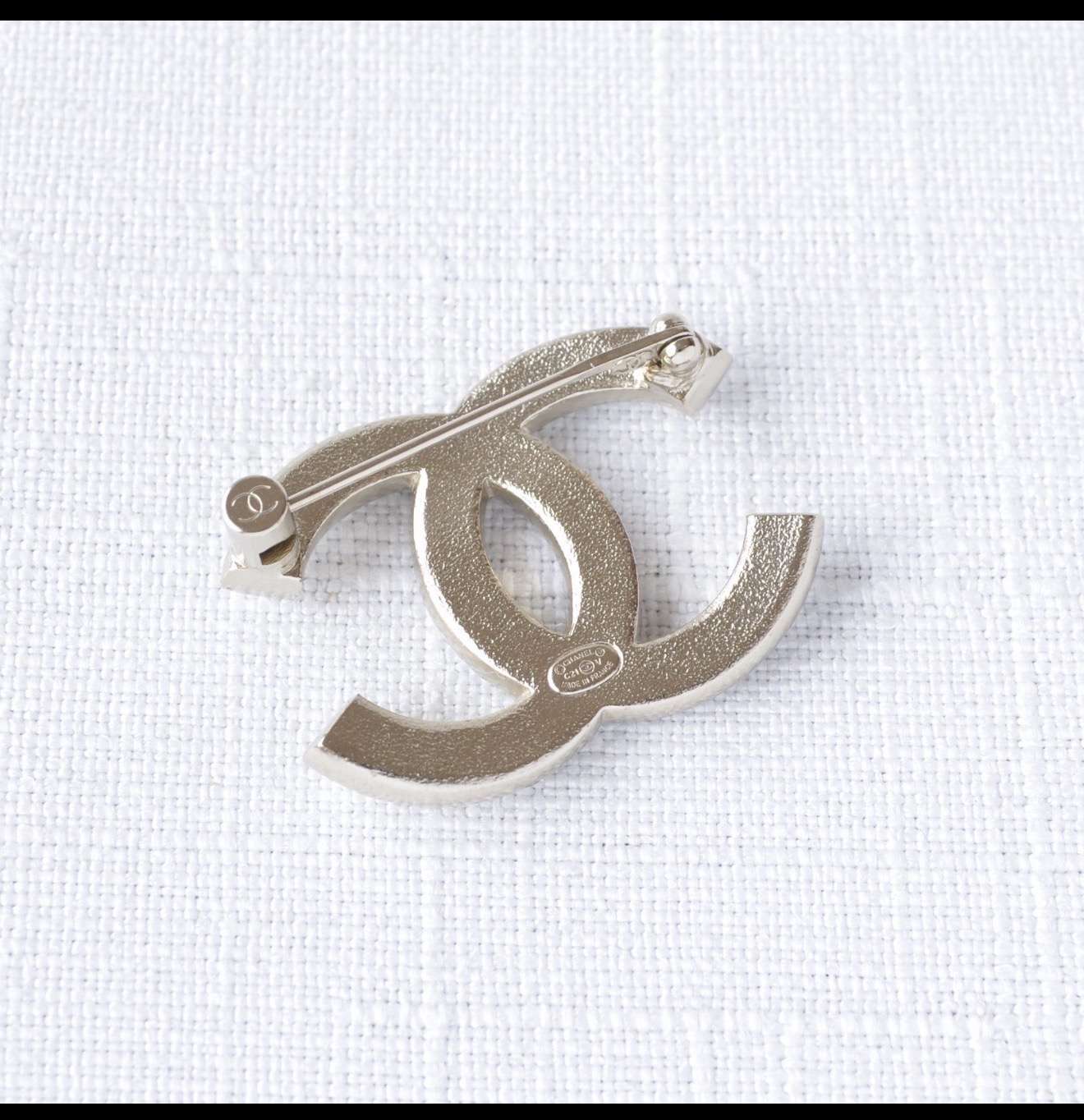 Chanel brošňa