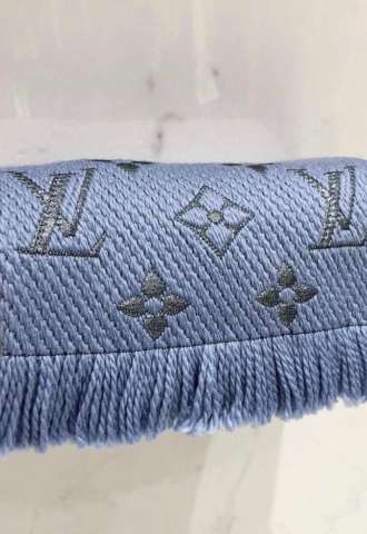 https://vipluxury.sk/LOUIS VUITTON MODRÝ ŠÁL