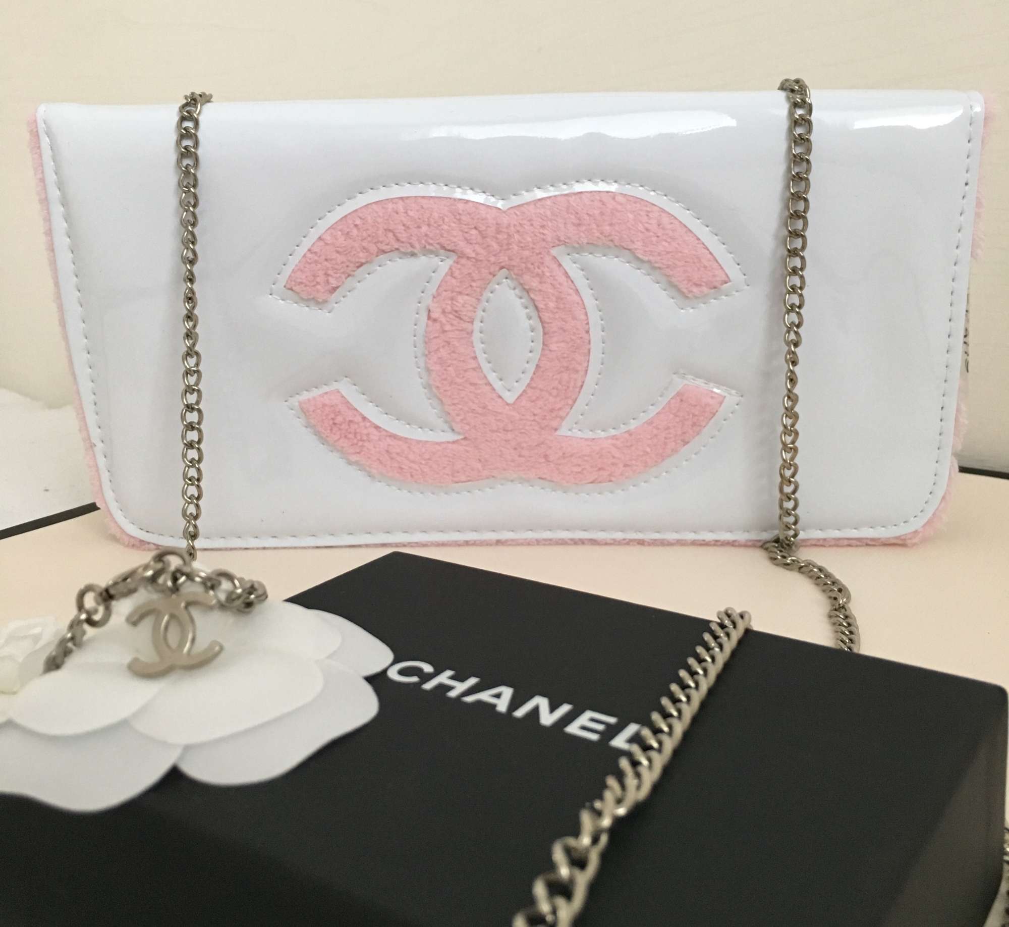 CHANEL BEAUTY KABELKA V BIELEJ FARBE