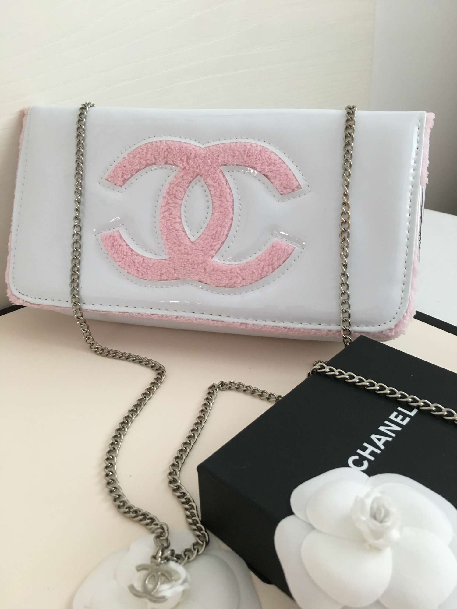 CHANEL BEAUTY KABELKA V BIELEJ FARBE