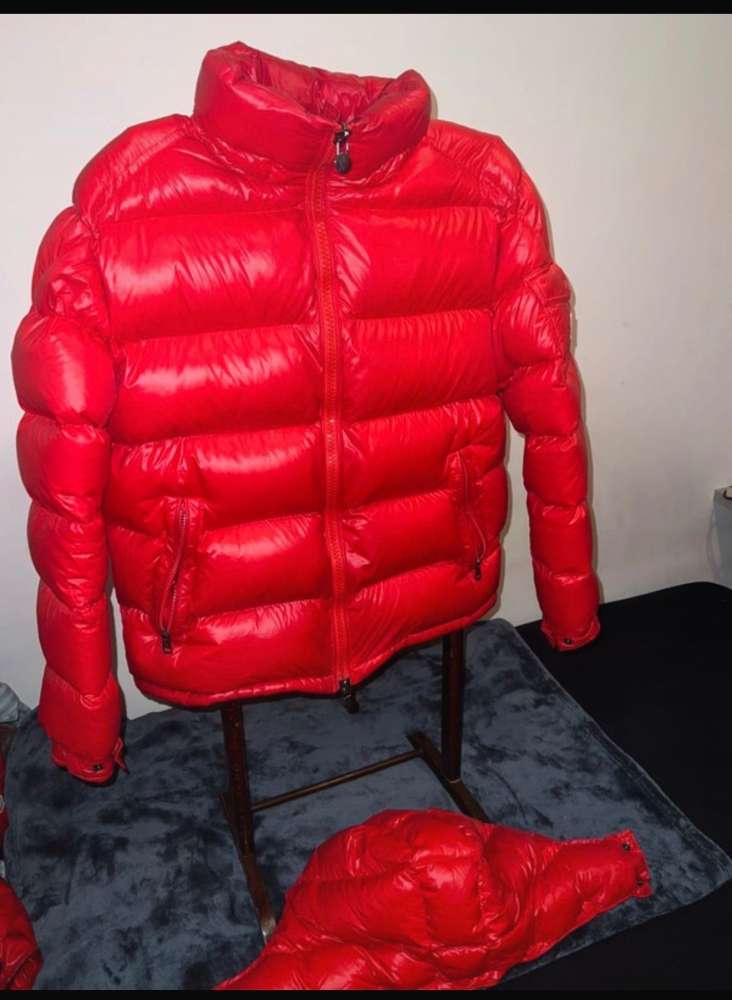Moncler bunda červena