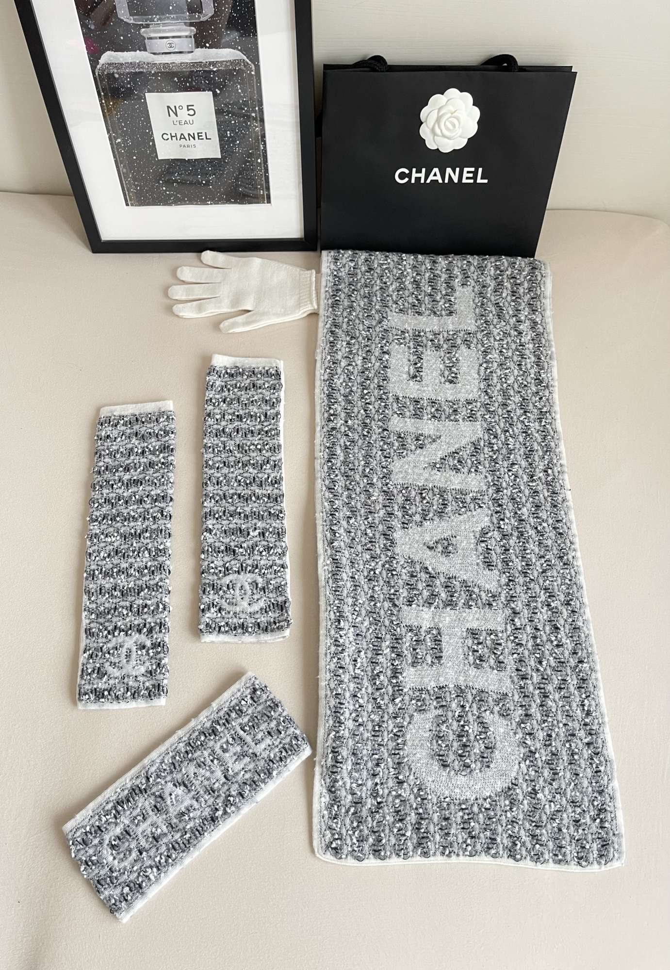 CHANEL NÁDHERNÝ SET ŠÁLU, ČELENKY A RUKAVÍC