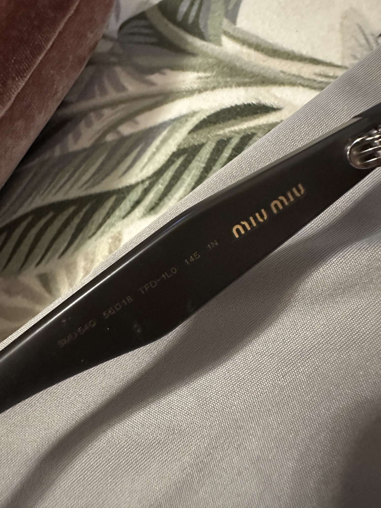 Slnecne okuliare Miu Miu s kamienkami