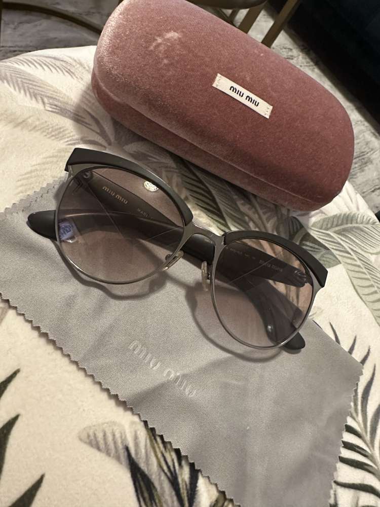 Slnecne okuliare Miu Miu s kamienkami