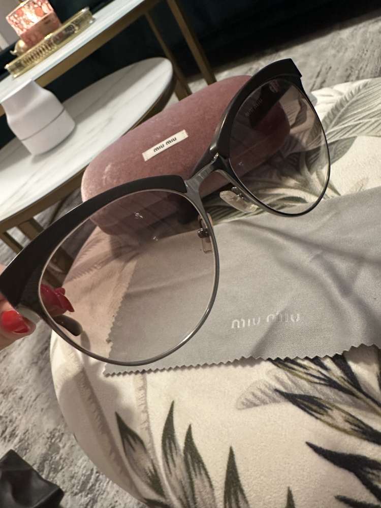 Slnecne okuliare Miu Miu s kamienkami