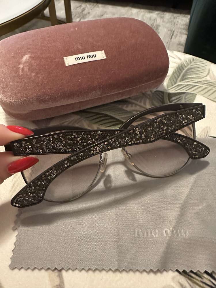 Slnecne okuliare Miu Miu s kamienkami