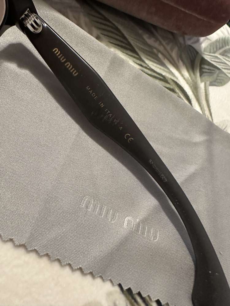 Slnecne okuliare Miu Miu s kamienkami