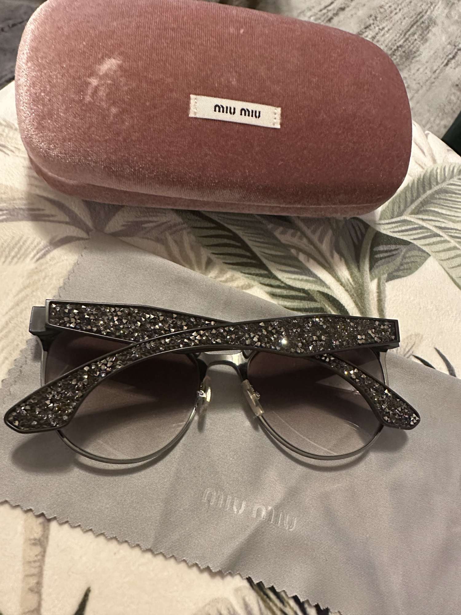 Slnecne okuliare Miu Miu s kamienkami