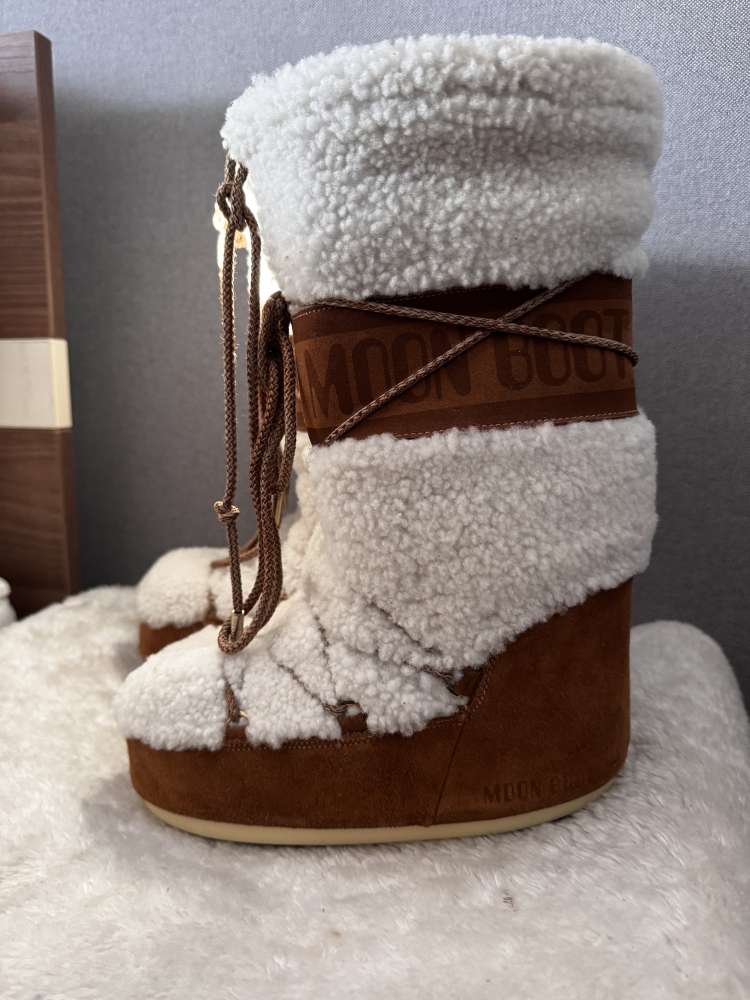 Moon boots