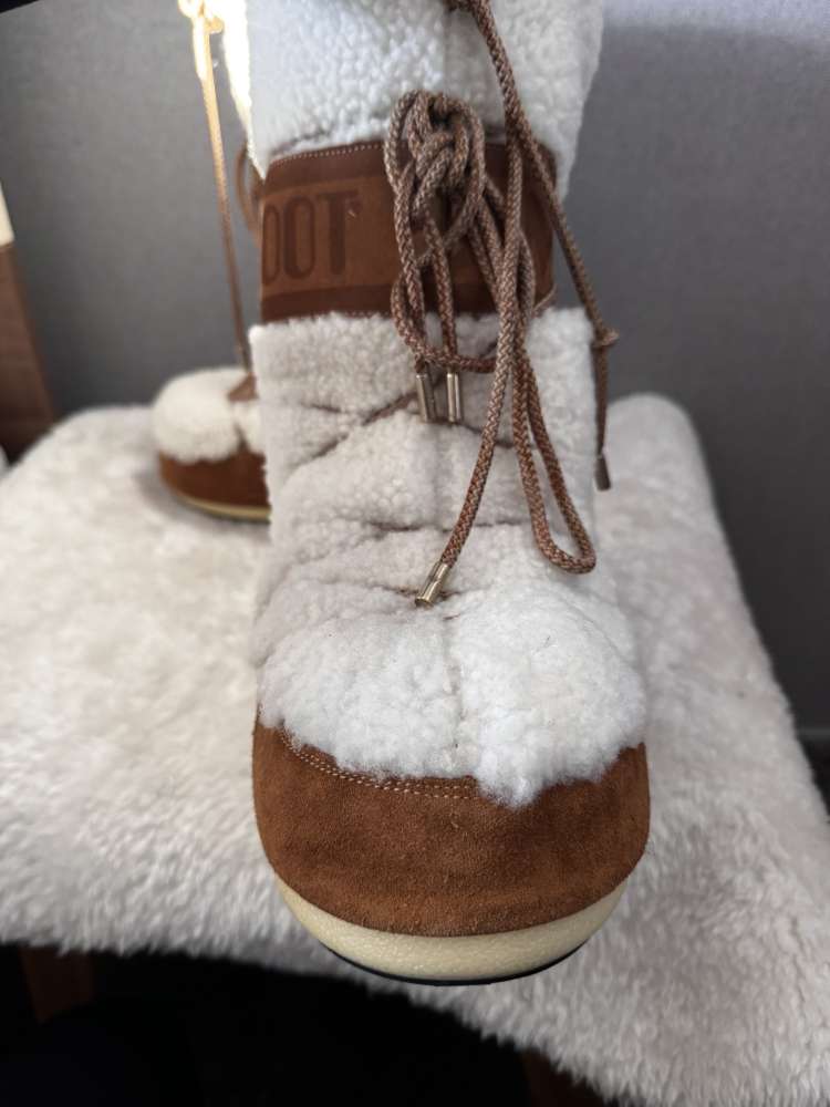 Moon boots