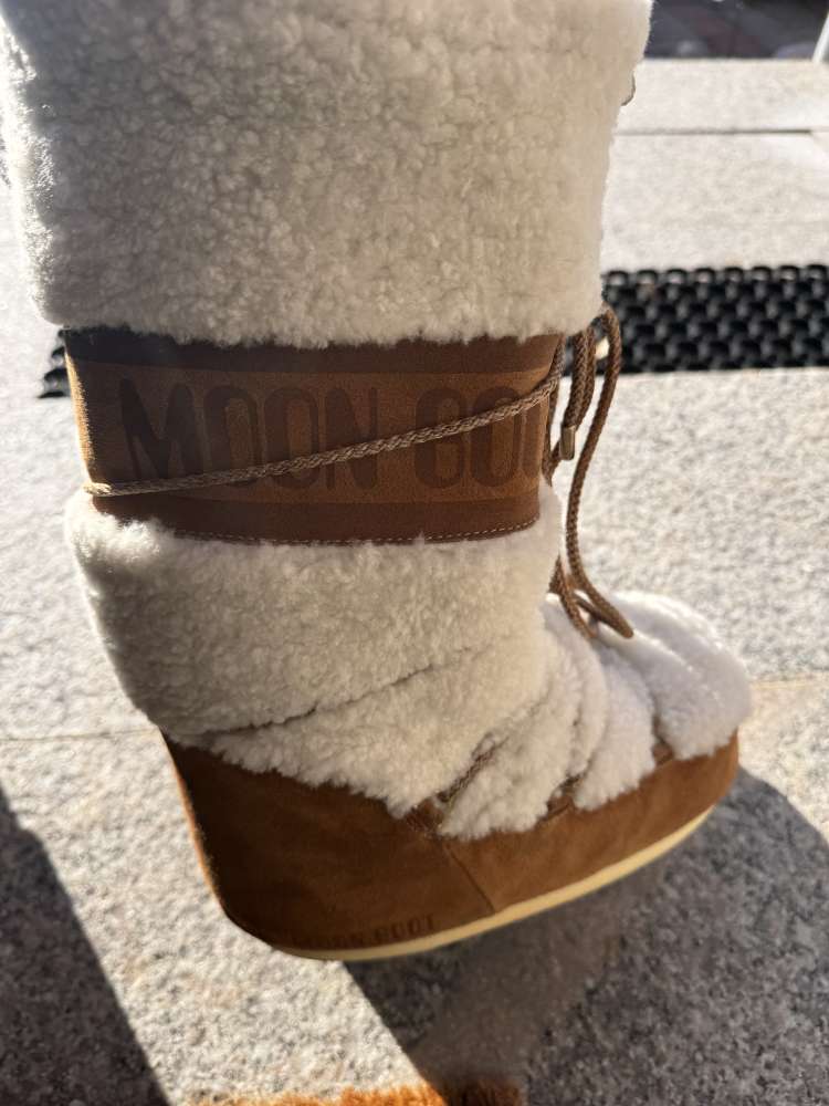 Moon boots