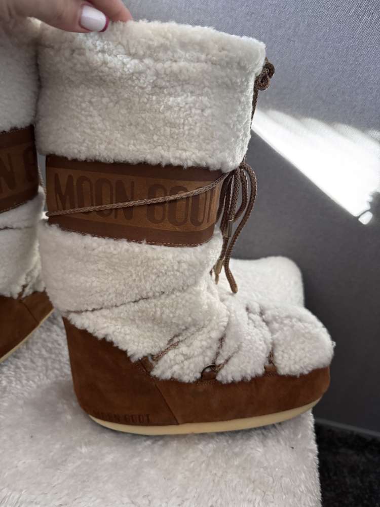 Moon boots