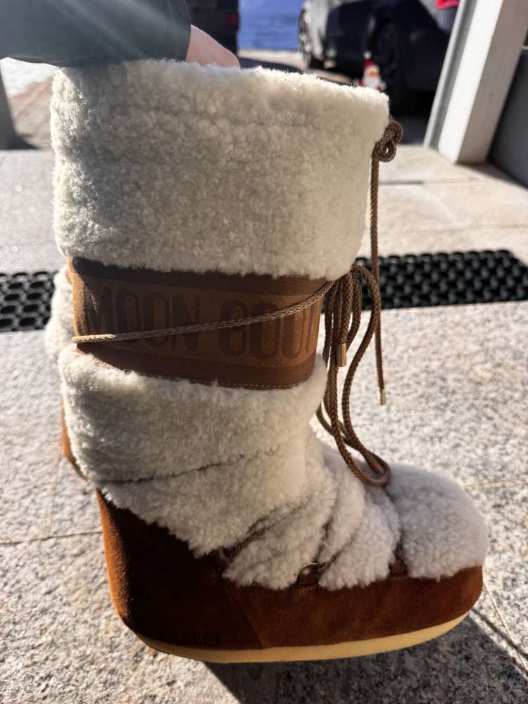 Moon boots