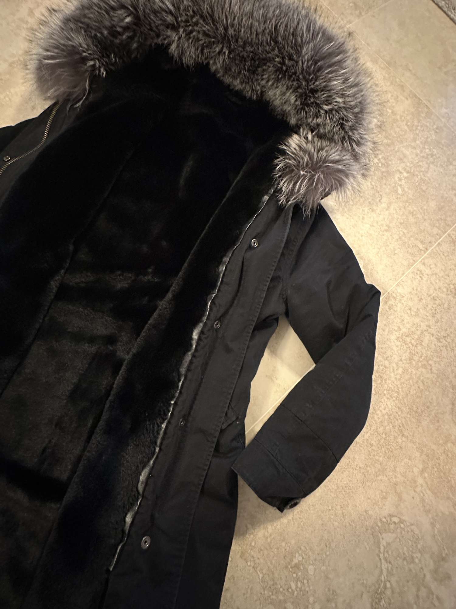 Cierna parka s mega hustou kozusinou