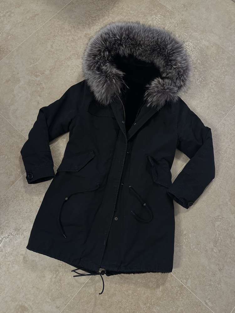 Cierna parka s mega hustou kozusinou