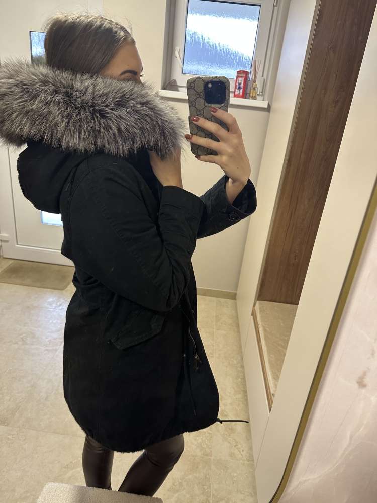 Cierna parka s mega hustou kozusinou