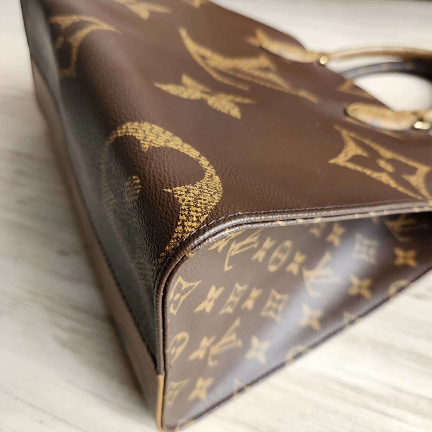 Louis Vuitton OnTheGo MM