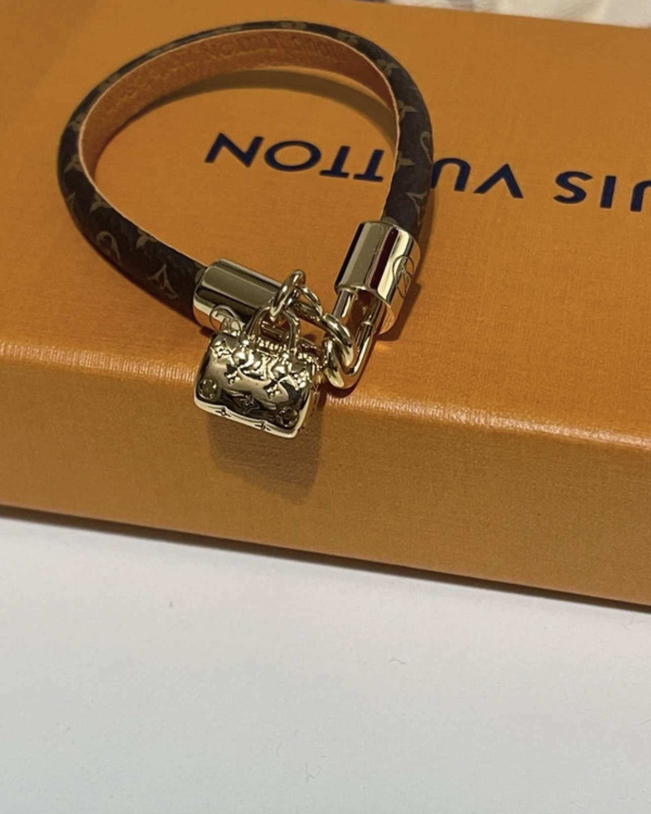 Louis Vuitton náramok