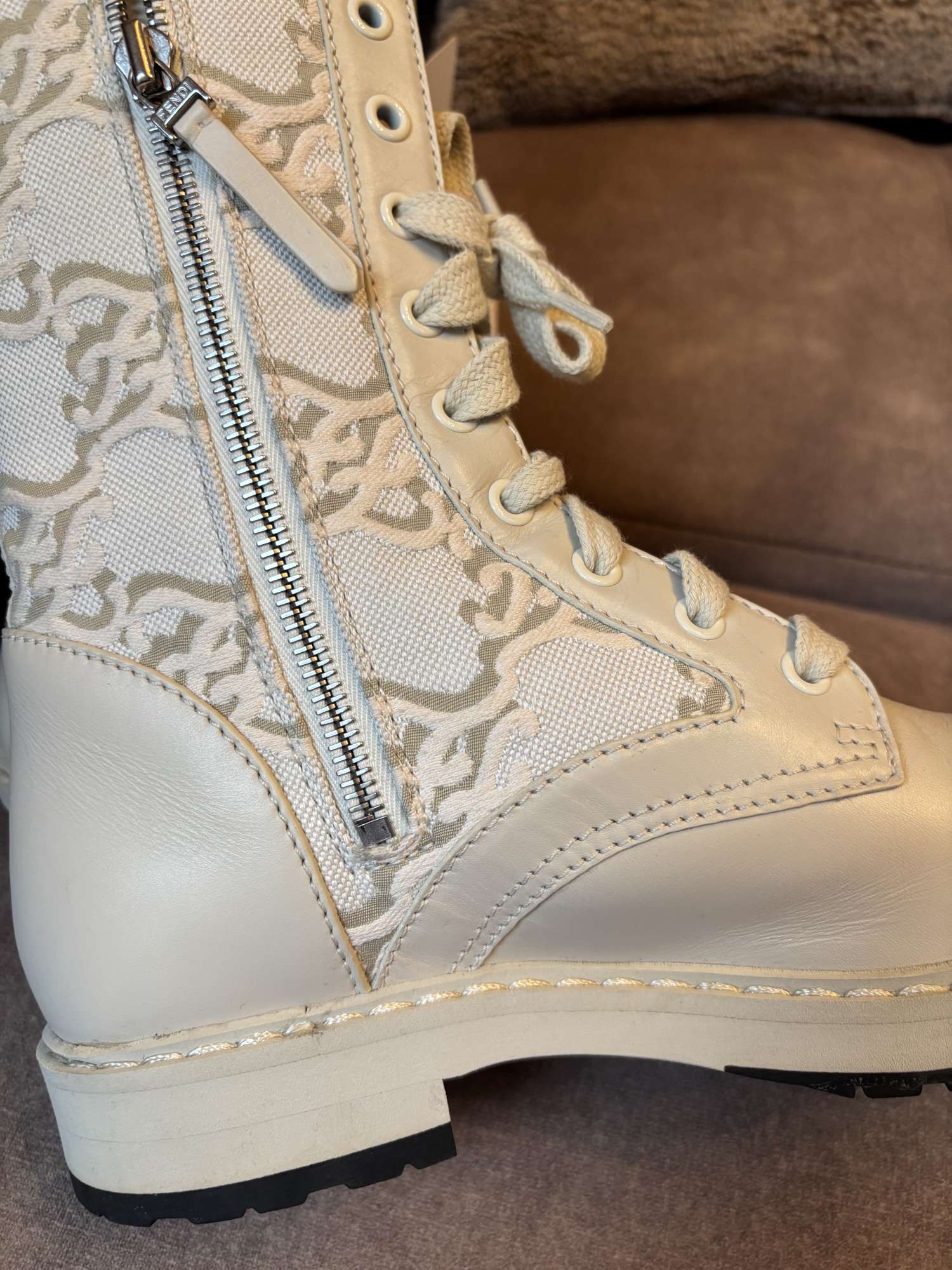 Fendi Calligraphy damske cizmy