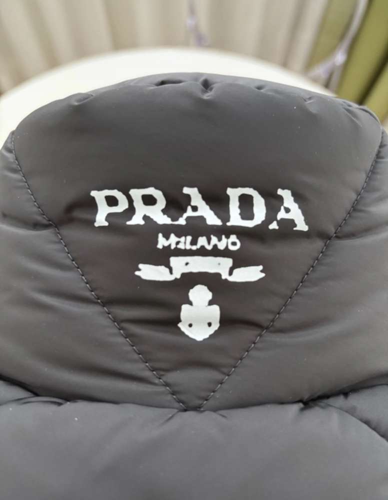 Prada klobúk