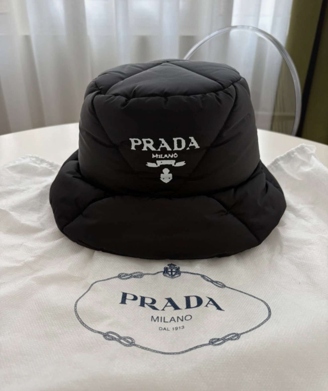 Prada klobúk