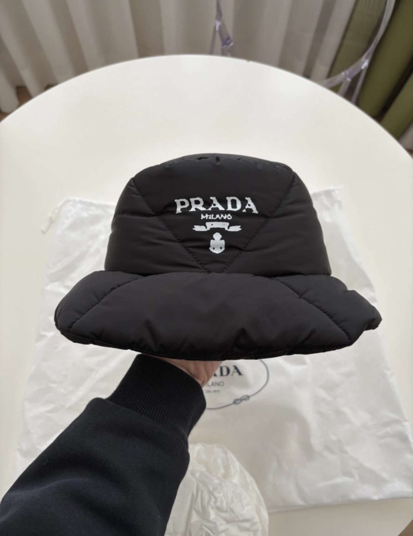 Prada klobúk