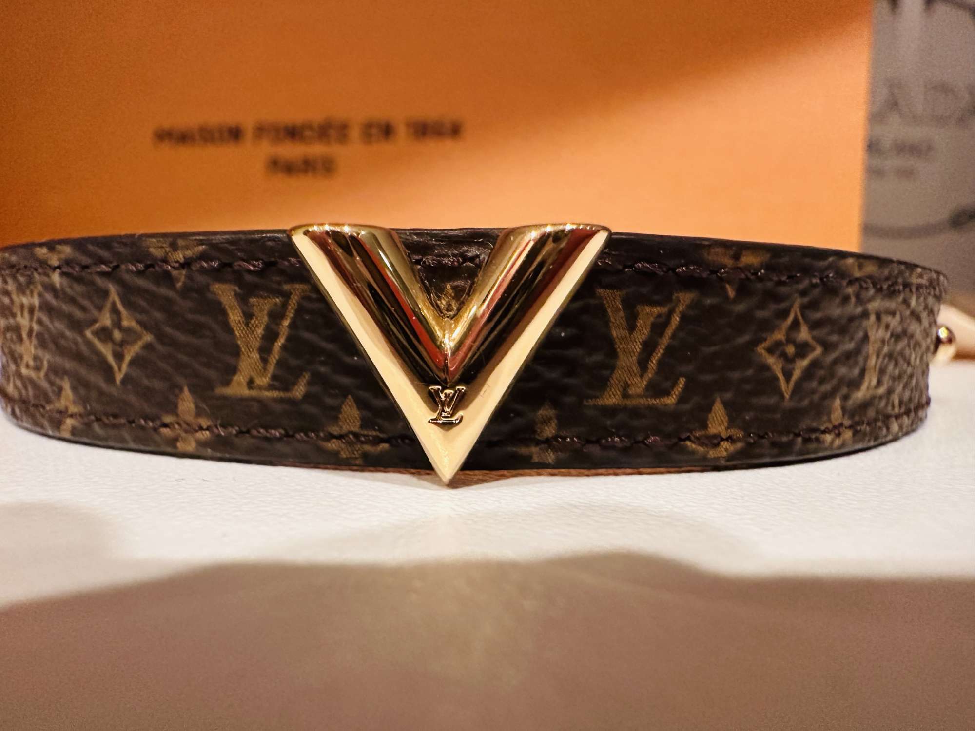 Louis Vuitton Essential V náramok