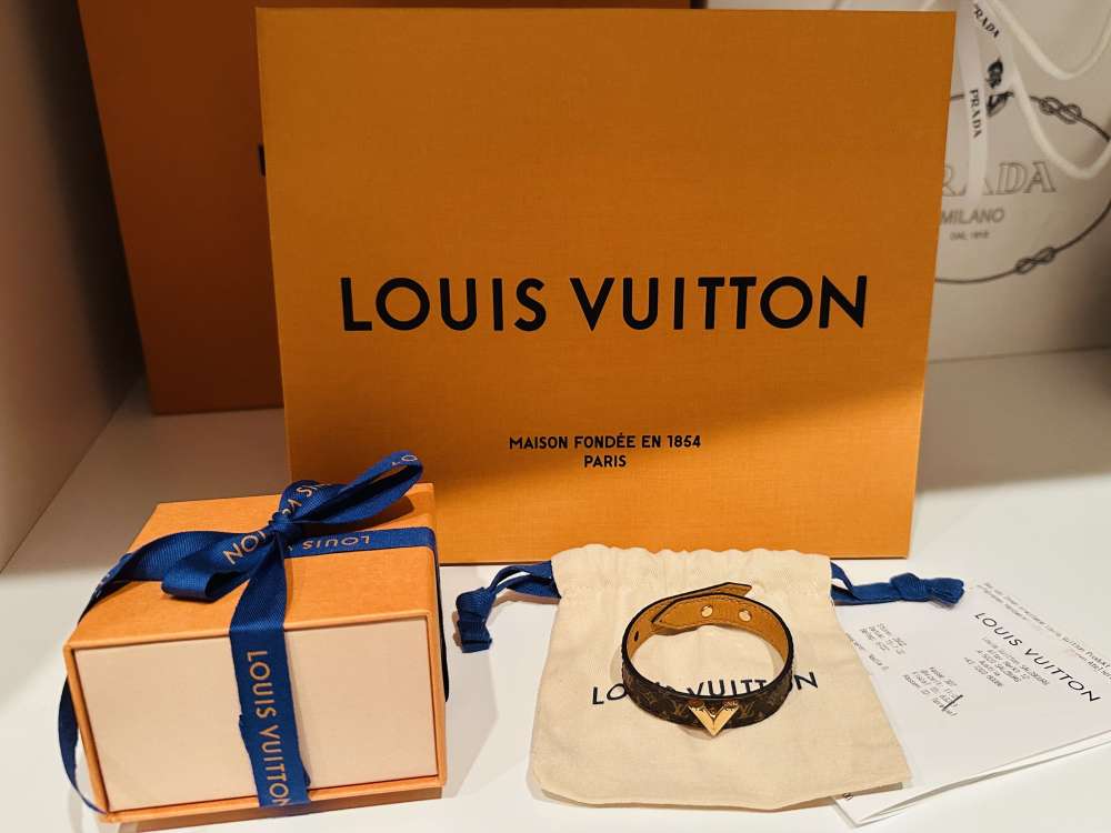 Louis Vuitton Essential V náramok