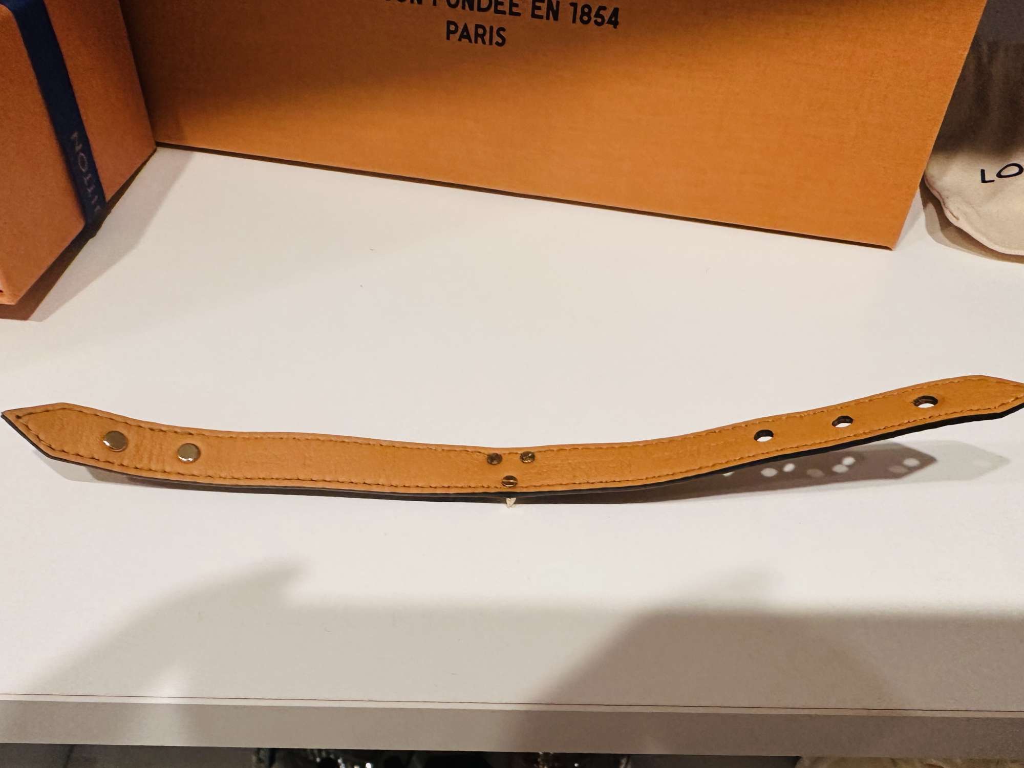 Louis Vuitton Essential V náramok