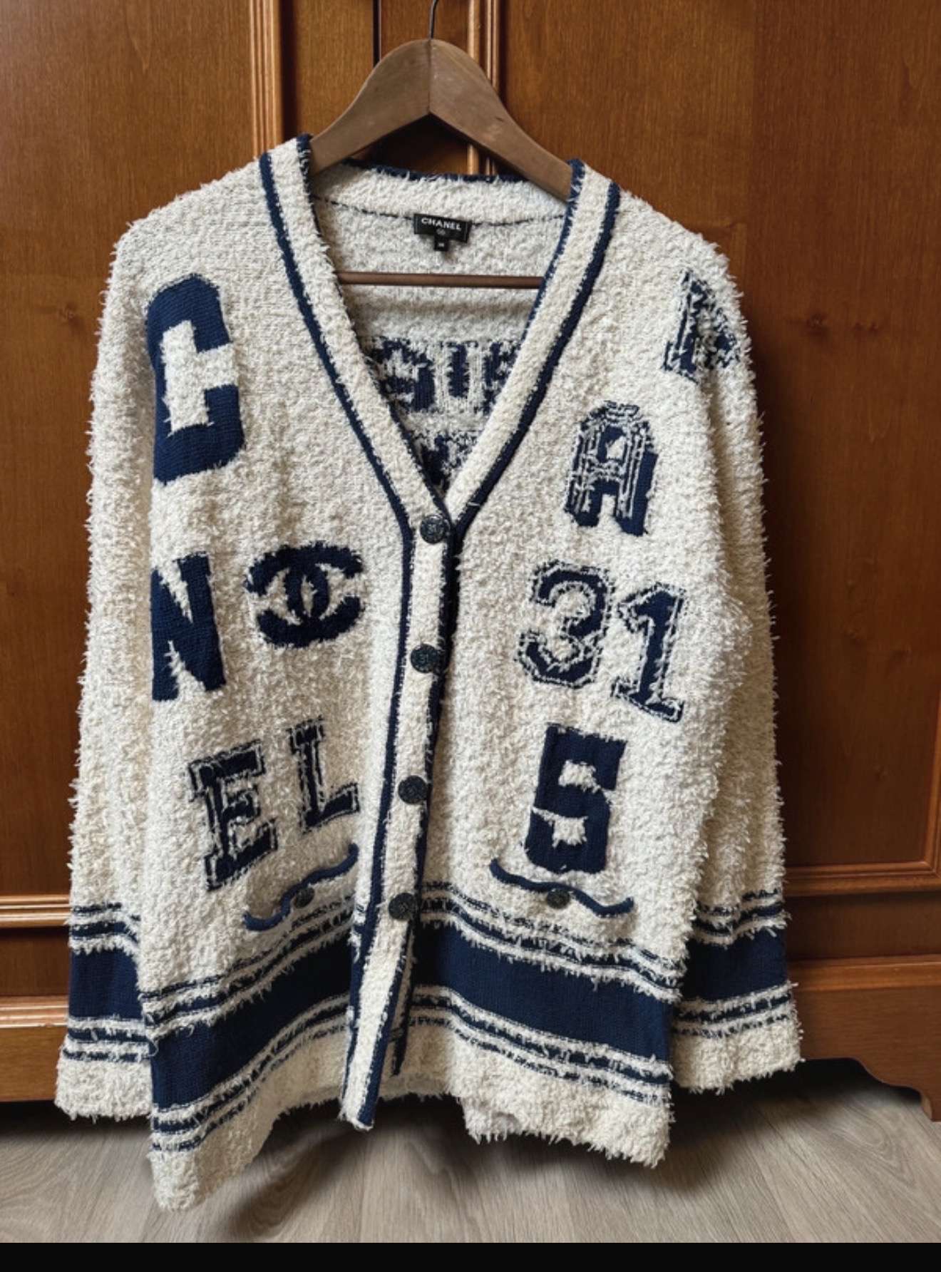 Chanel sveter