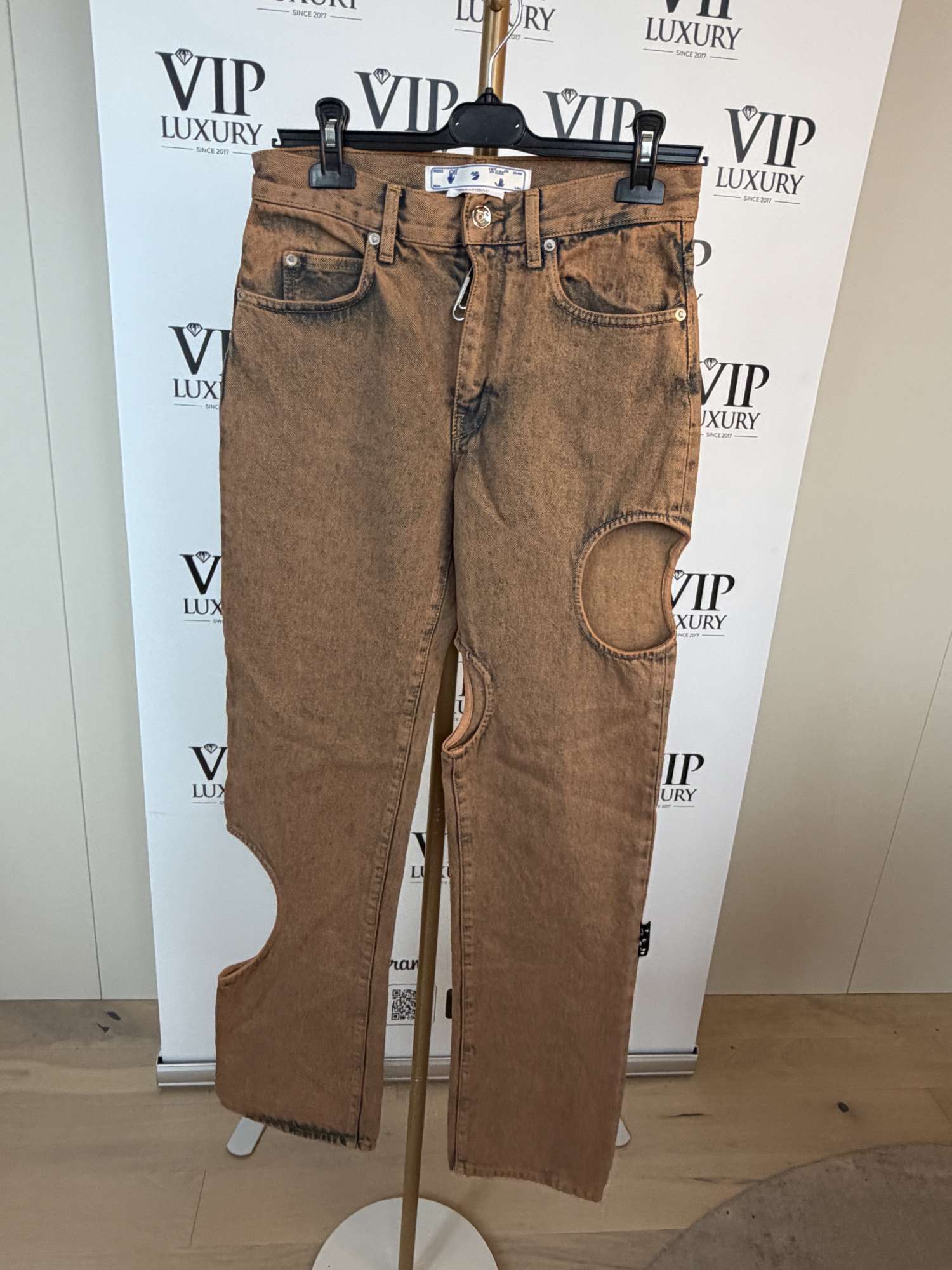 Off white hnedé rifle