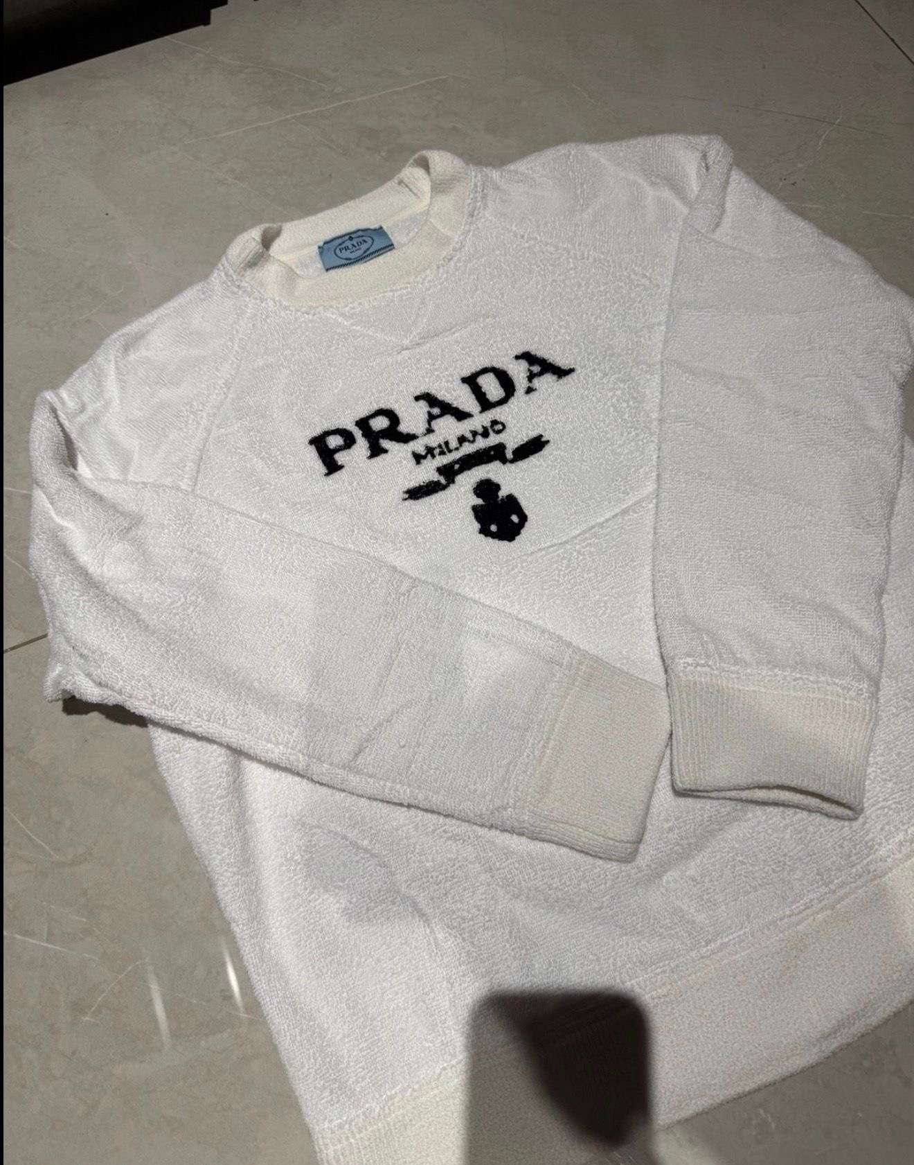 Prada svetrík