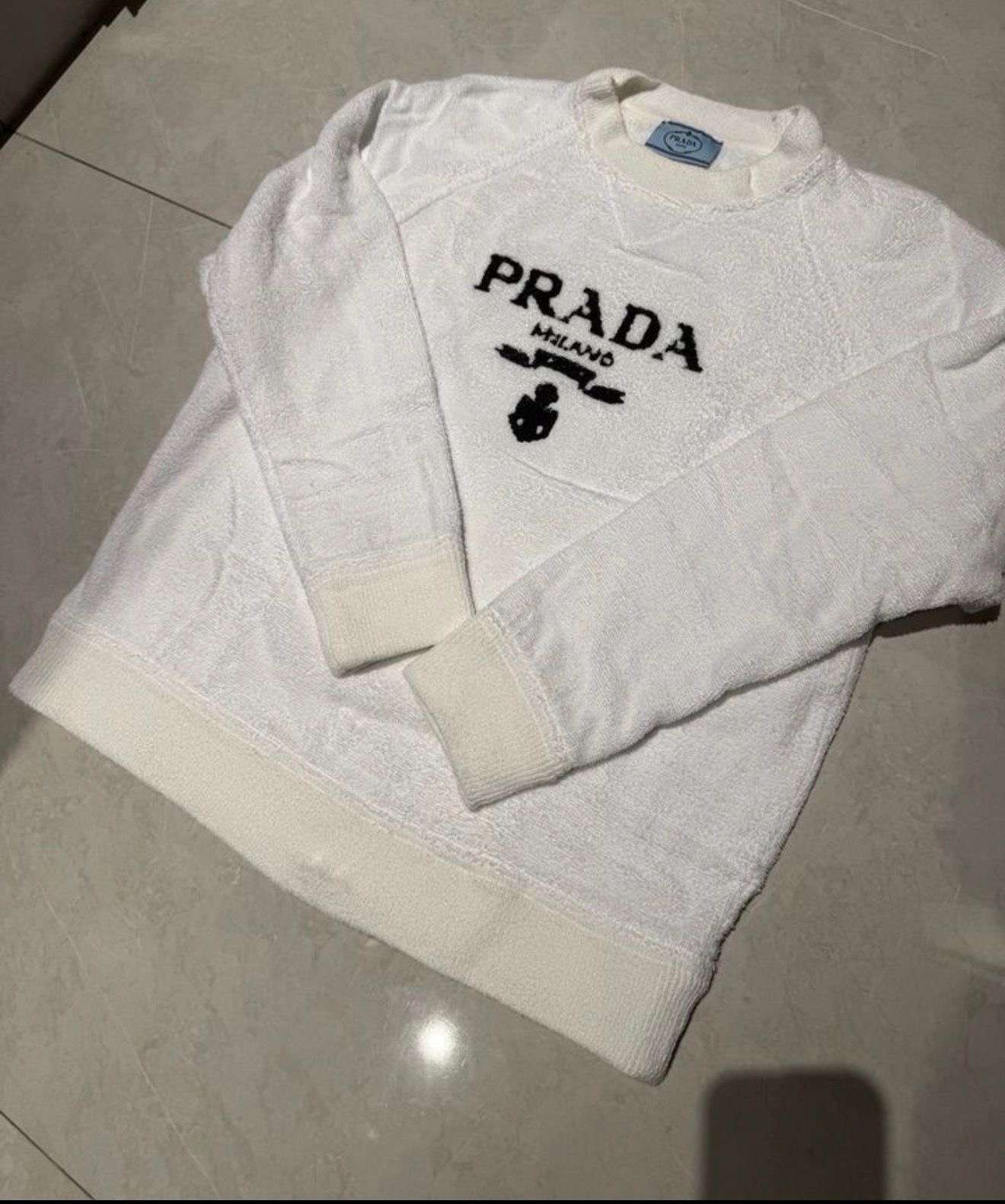 Prada svetrík