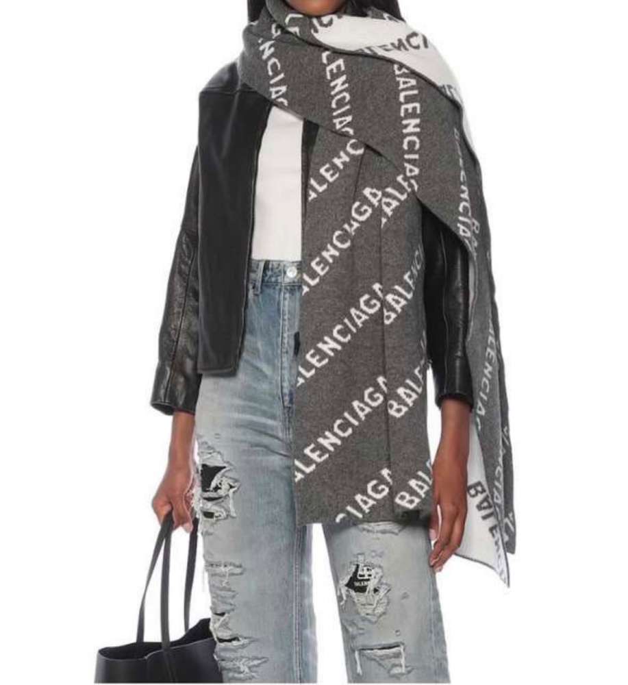 Balenciaga šál