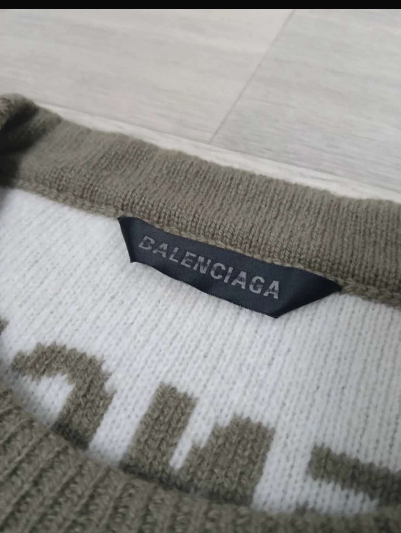 Balenciaga sveter