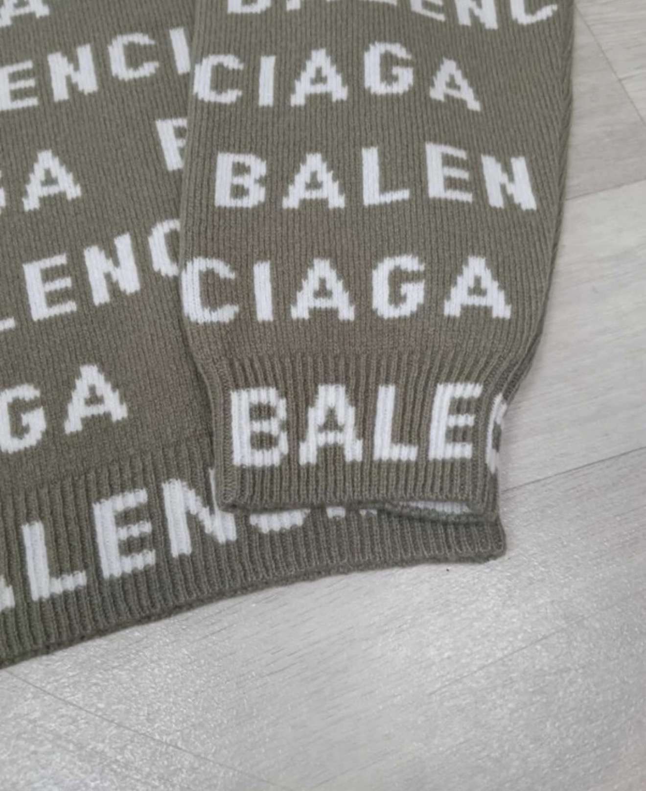Balenciaga sveter