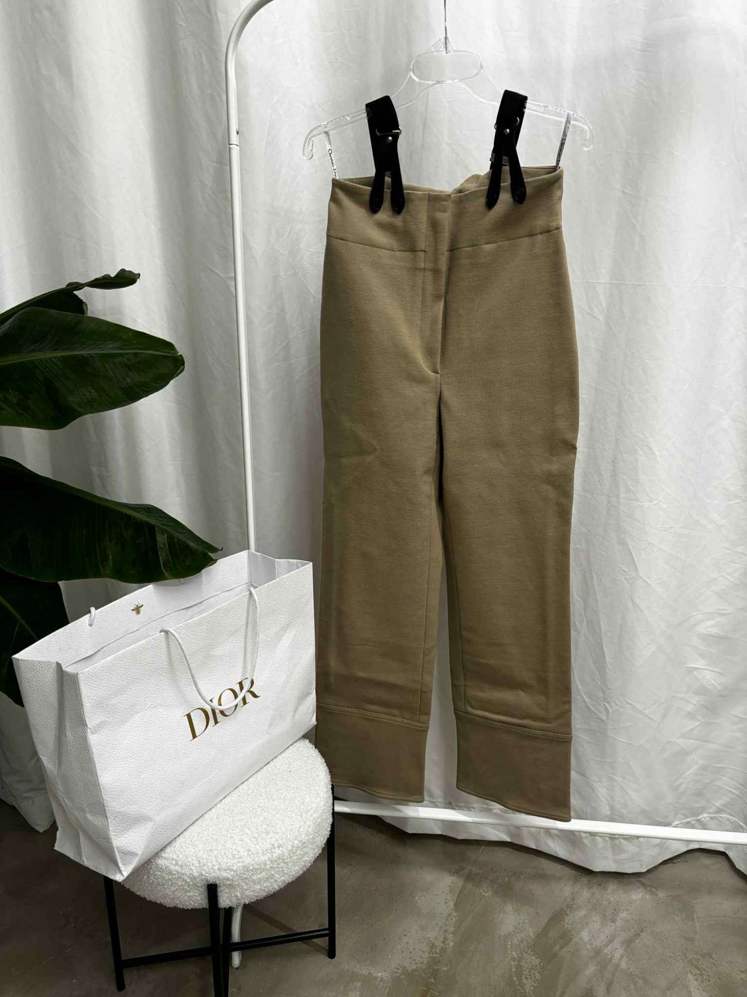 Christian Dior Resort 2023 – Runway nohavice s odnimatelnymi trakmi