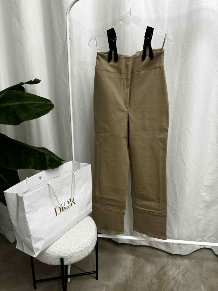 Christian Dior Resort 2023 – Runway nohavice s odnimatelnymi trakmi