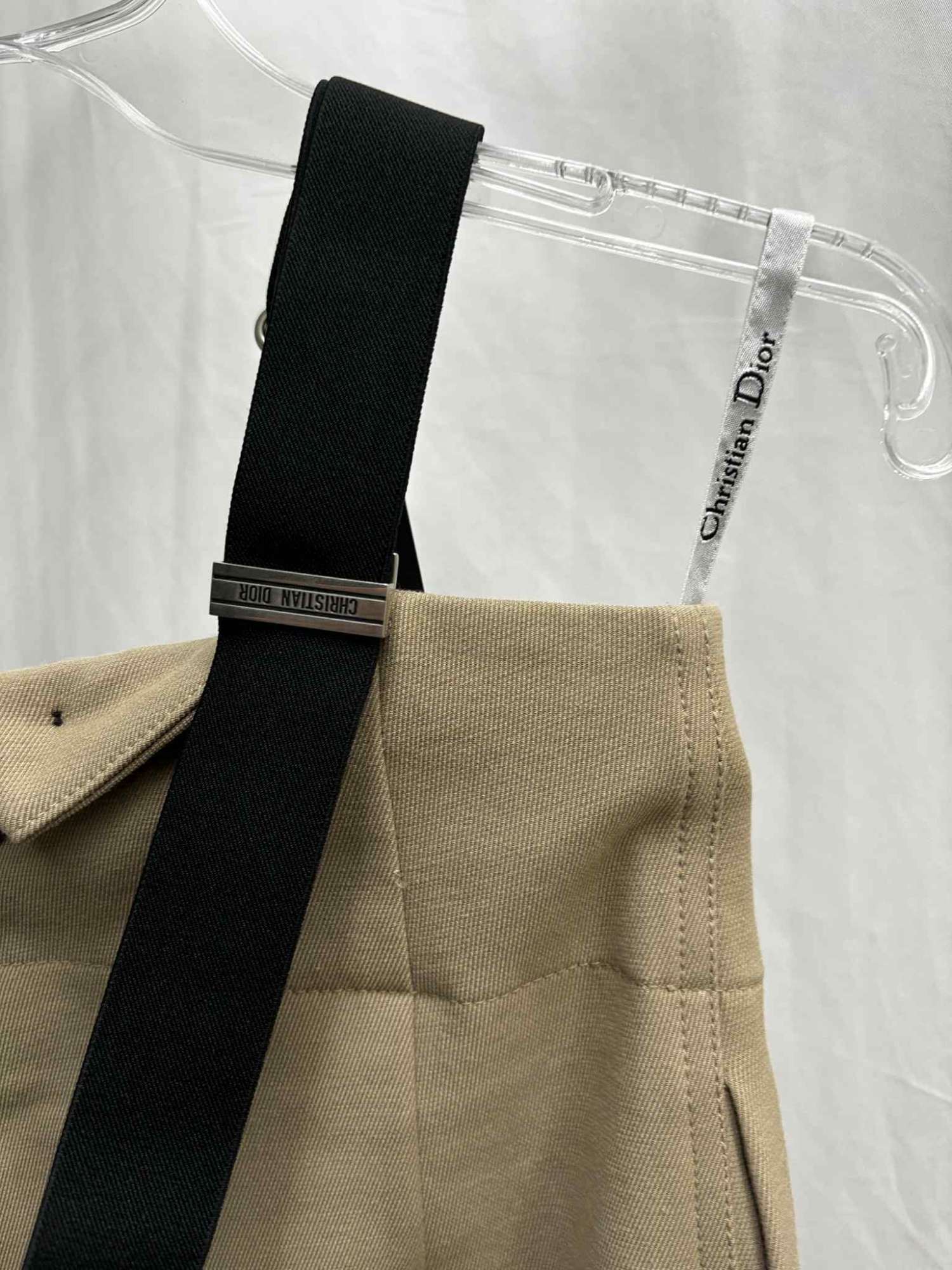 Christian Dior Resort 2023 – Runway nohavice s odnimatelnymi trakmi